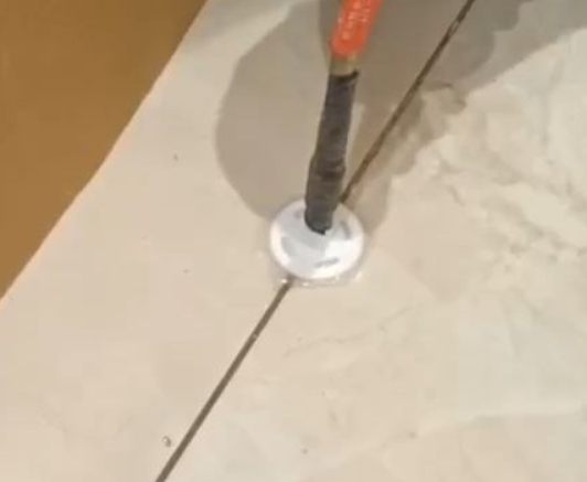 阳朔瓷砖空鼓维修公司专业解答瓷砖在铺贴过程中，如果没有涂抹均匀到位的粘结材料（如水泥砂浆或瓷砖胶），可能会导致以下问题
