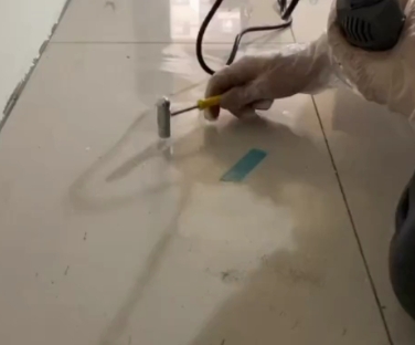 阳朔瓷砖开裂维修公司专业分享瓷砖在铺贴前如果没有沥干水分，将会导致以下问题