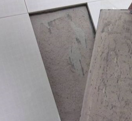 阳朔瓷砖空鼓维修公司分享瓷砖铺贴时如果打浆（即涂抹在瓷砖背面和基层上的砂浆或瓷砖胶）过少，会带来以下问题